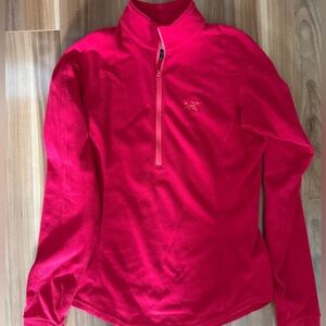 Arc’teryx red thermal lightweight half zip pullover - size M